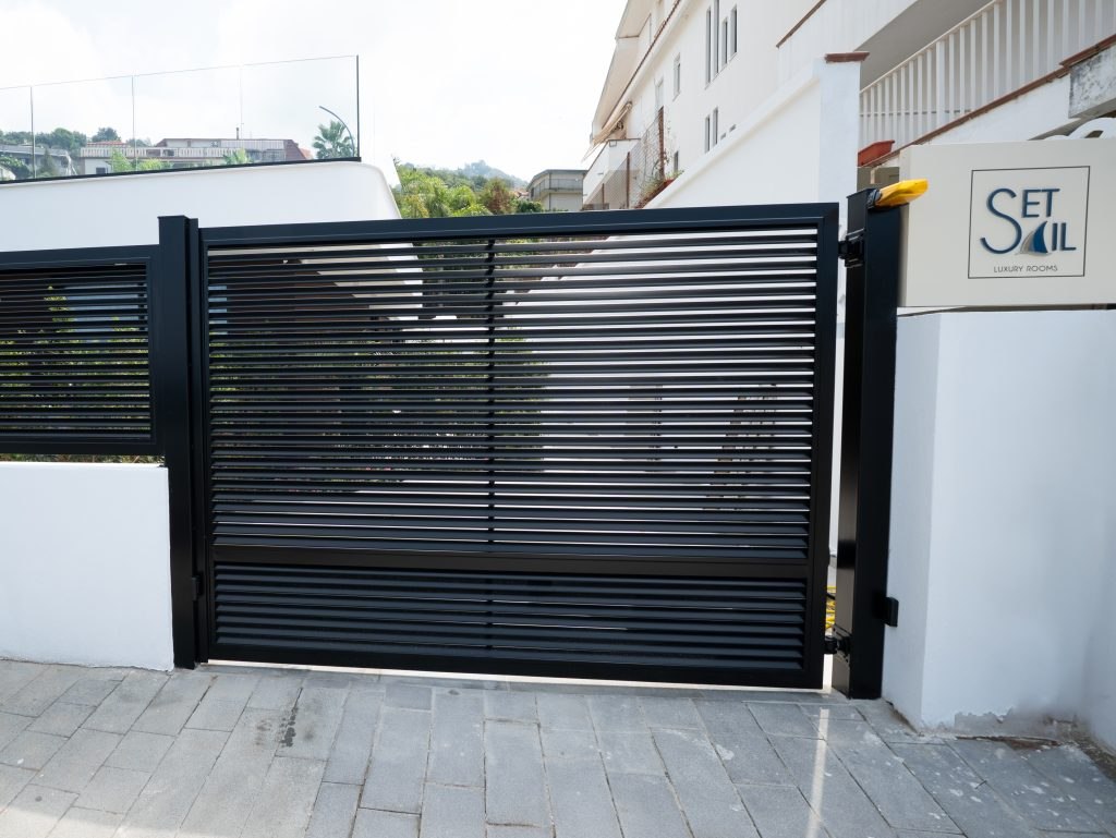 Il cancello d'ingresso, con self check-in
