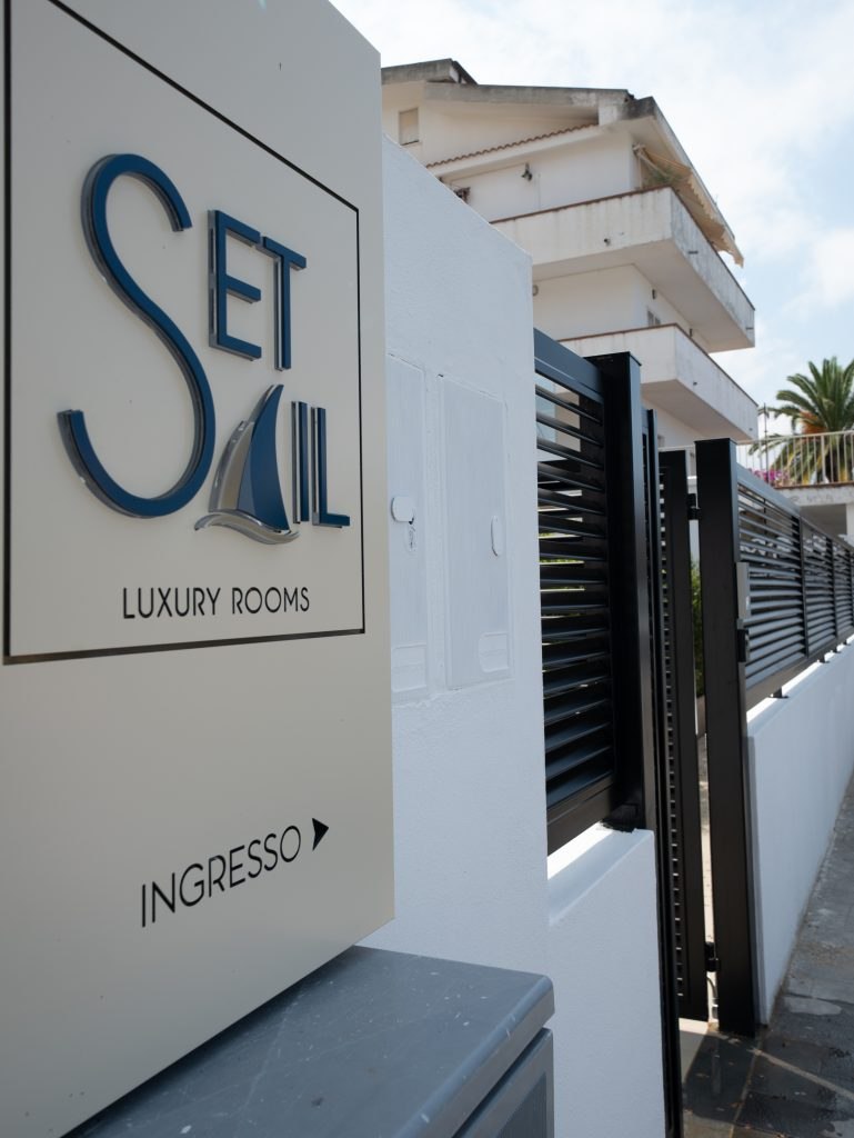 L'insegna di Setsail Luxury Rooms all'ingresso
